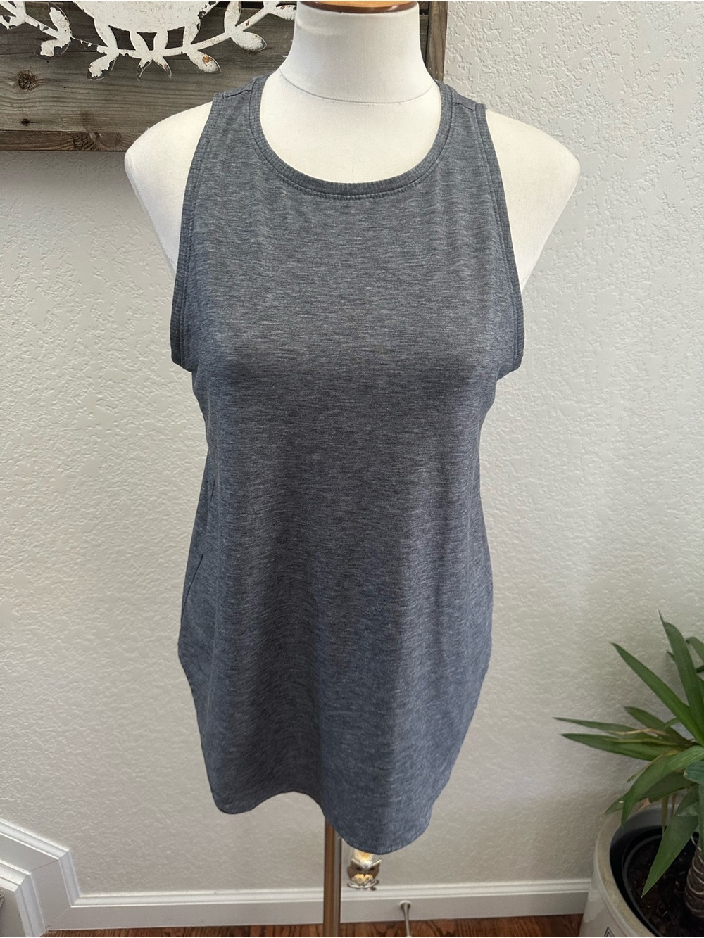 Athleta Women’s Sleeveless Heathered Gray Tank Top size Small